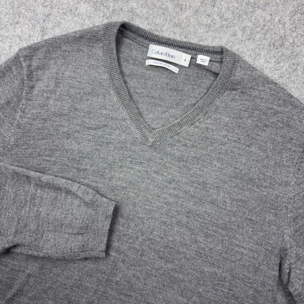 Calvin Klein Sweater Mens Medium Gray Extra Fine Merino Wool V Neck Pullover - Picture 1 of 9